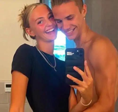 贝克汉姆要当爷爷了次子晒出模特女友的自拍,这造型是怀孕了
