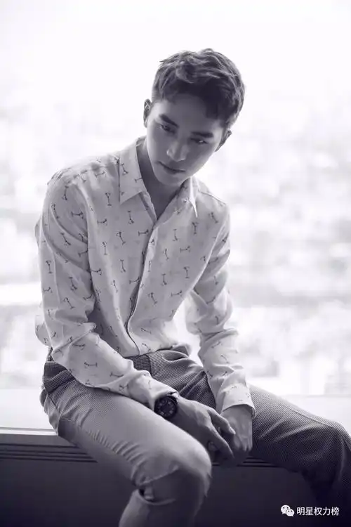 唐嫣出席品牌活动潮酷帅气王源杂志拍摄花絮曝光许魏洲出席活动变身花美男大使
