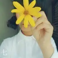 一只手拿花图片唯美
