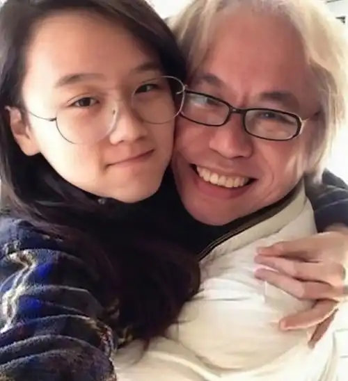 爷孙恋林靖恩跨年夜发疯,精神失常砸电视,被赶后坐atm旁不走
