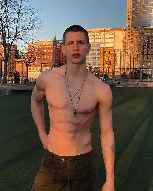 专拍gay杂志的网红男孩,瞬间化身highfashion男模
