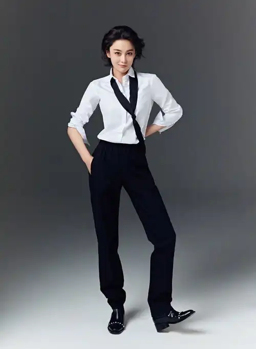 张馨予结婚纪念日晒军人老公,同时为其庆祝生日,何捷侧颜超帅气
