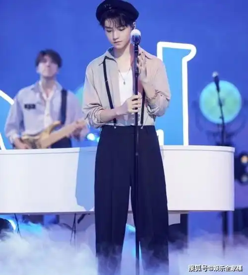 王俊凯贝雷帽造型衬衫加皮裤独特搭配时尚感爆棚
