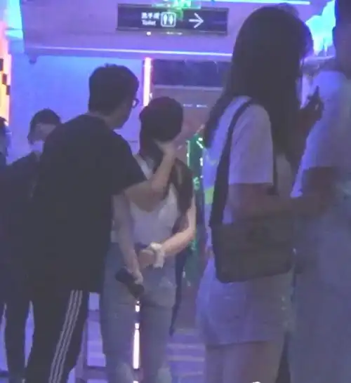 王岳伦出轨风波后首露面,与友聚会表情严肃,感情生变深夜买醉
