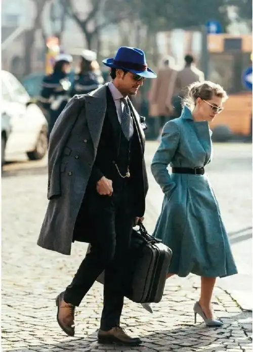 外套用披的,单车用扛的,走路要快,拎包看表,才是成熟男人该有的生活写照
