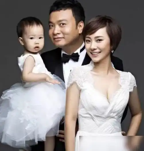 她曾比范冰冰还红,却选择嫁大12岁的二婚男,如今生活羡慕不来
