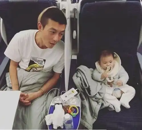 陈冠希晒全家福,女儿可爱夫妻恩爱,一家三口幸福满满
