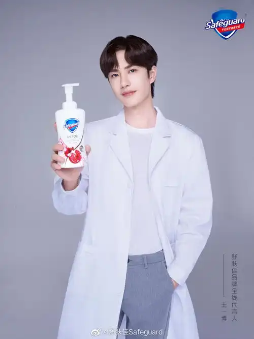 小舒连续放送宣传照作为六一惊喜西装持花少年真的爱了
