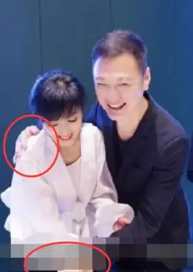 米雪和陶大宇同框庆生,男方搂女方肩太亲密,手捧鲜花互动不避嫌
