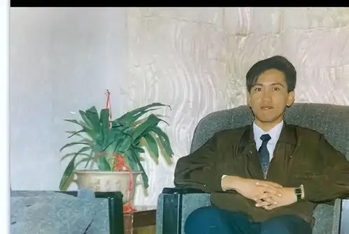 九十年代的成熟男人,身穿笔挺西装,标准的成功人士

