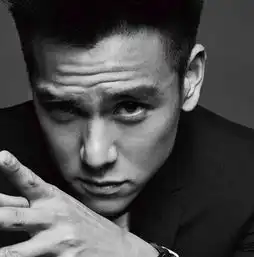 彭于晏的黑白大片曝光展现成熟男人质感
