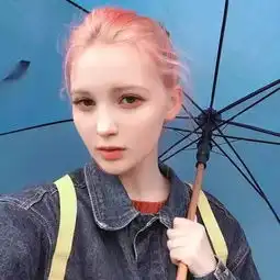 18岁乌克兰小仙女,发色酷炫爱搞怪,怎么会这么可爱
