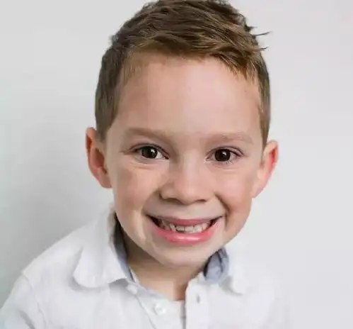 被父母当成摇钱树,8岁笑出皱纹,假笑男孩笑不出来
