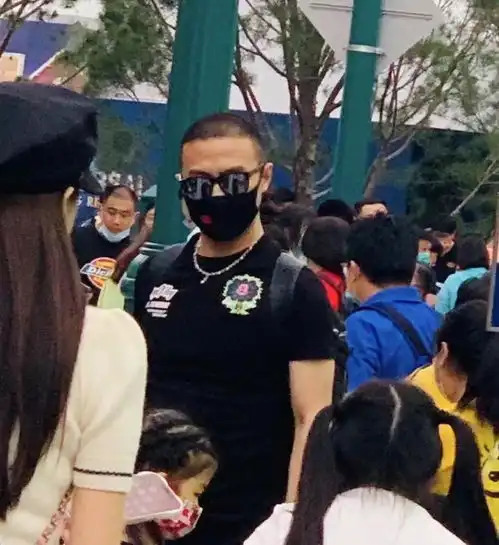 汪峰一家五口逛环球影城,章子怡全程抱着小儿子,弟弟眉眼更像爸爸