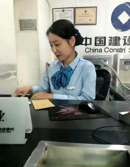 银行人的第一批受害者出现了闺蜜27岁在国有银行上班5年可万万没想到全家人引以为傲的银行铁饭碗工作却成了如今阻碍她成家的最大阻碍前两天她跟我吐槽说现在连相亲对象都绕着她走有个男生直接说
