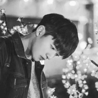 qq图像伤感男生黑白,抵达幸福的彼岸太难了
