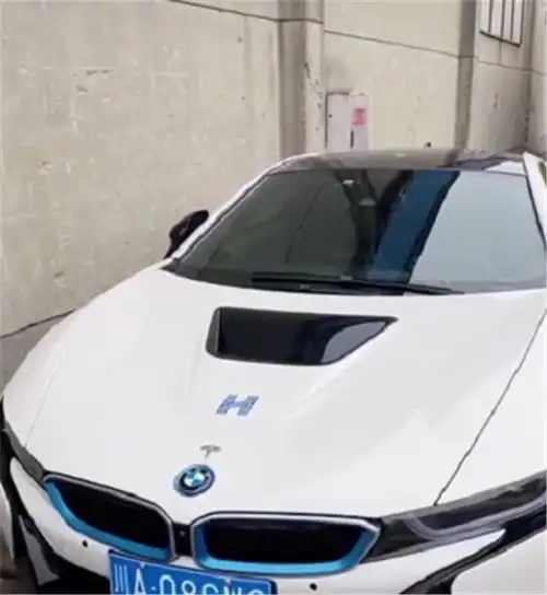 川a牌宝马i8,侧面贴哈啰出行,现场扫码可以开走
