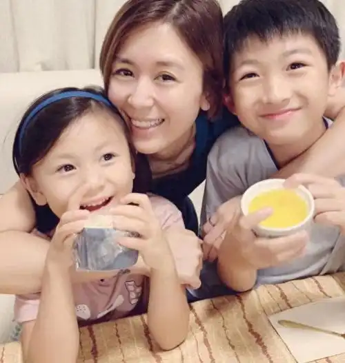 新恋情港知名童星失婚后移居新西兰,因与神秘男频繁互动惹揣测
