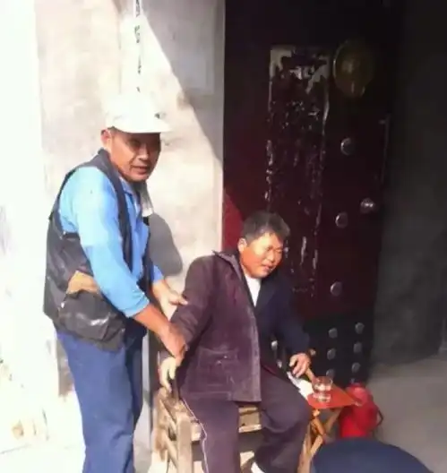 图片故事少年夫妻老来伴,久病人全靠枕边人
