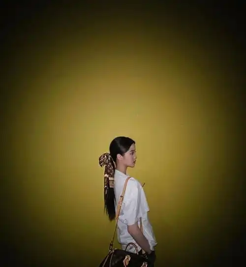 欧阳娜娜帅气不输男孩子,穿黑西装裙又美又酷,用丝巾扎发真有范
