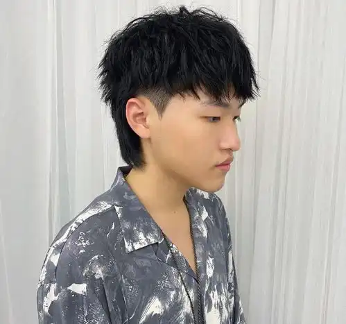 2020年末最火男生发型6款,时髦个性显帅气,狼尾头值得尝试

