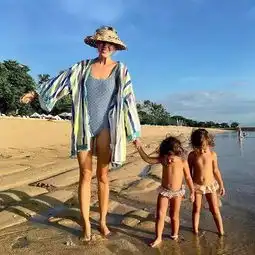 她和丈夫带着3个娃隐居海岛,自己美成了天仙,拍出的照片更是惊艳所有人
