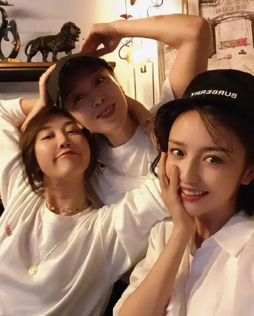 佟丽娅回应牵手神秘男子,简单打扮和何润东聚餐,网友还没离呢
