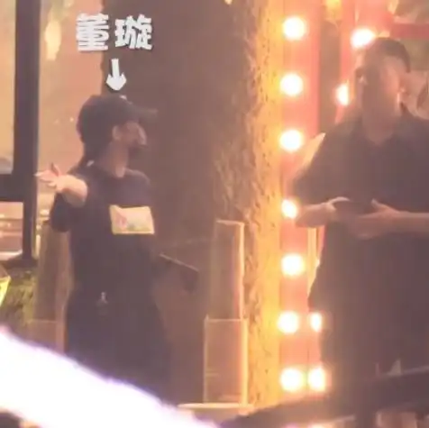 41岁董璇深夜聚餐,频繁邀神秘男子上车还拉手,却遭对方冷淡回应
