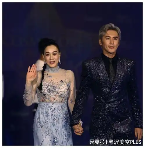 钟丽缇和小12岁老公一起不显老,凹凸有致,不愧是性感女神

