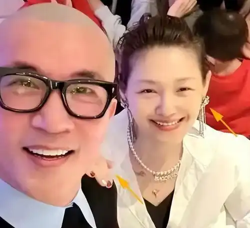 大s夫妻跨年,疑似保姆抱2岁的孩子出镜,孩子扭头看向s妈