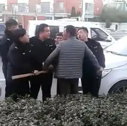 汗男子醉驾无牌车还袭警
