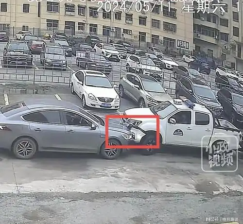 湖北咸宁,男子开车恶意撞击托运车,遭执法人员怒扇耳光脚踹身体