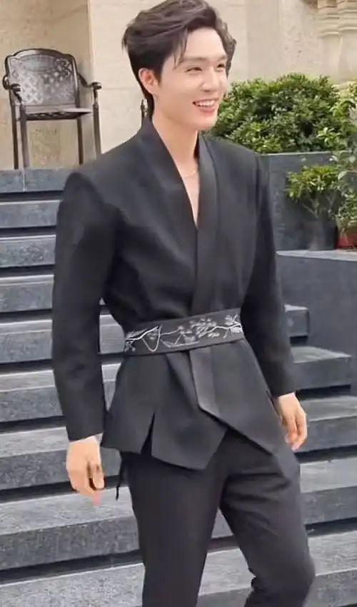 当短剧男主遇上撞衫,原来同一件西装12位霸总都穿过,谁更胜一筹
