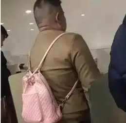 笑话朋友在大学城开了家米粉店,生意火爆但没多久就关门大吉了
