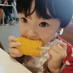 谁有那两张小孩吃玉米的情侣头像,一男一女,要高清的
