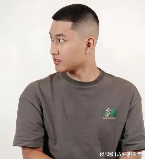 男生夏季就留这三种酷帅发型,清爽自然又时尚,好打理又有男人味
