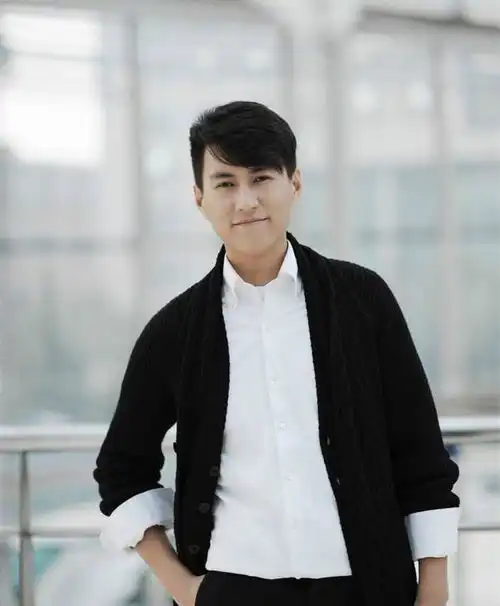 罕见同框秀恩爱靳东醉酒后全程牵手守护老婆,甜如热恋中情侣
