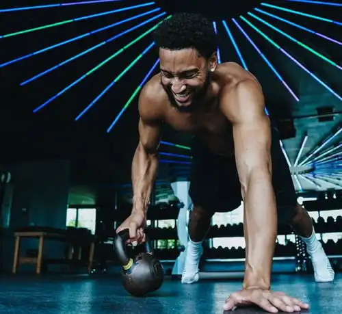 挥汗如雨本西晒训练遭嘲讽,每分钟1万美元,超库里詹姆斯
