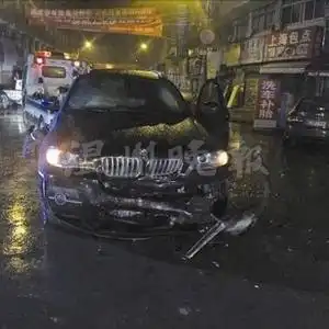 温州2名已婚男为争美女驾豪车互撞4个回合
