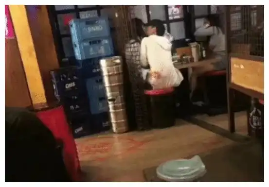 男子带女友和闺蜜吃饭,趁女友离开和闺蜜亲热,网友这谁防得住
