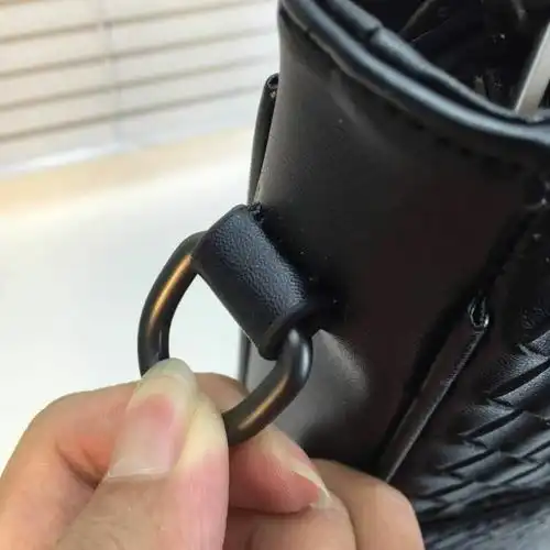 即刻开拍包你满意简约时尚经典之作奢华与艺术工艺的碰撞真正的嗨扣货葆蝶家原版手提公文包全程实拍
