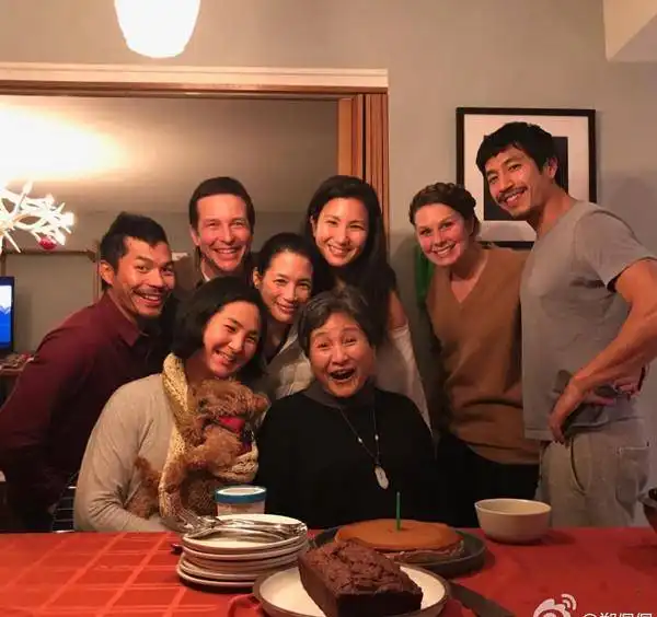郑佩佩女儿官宣产子,晒一家三口同框照,混血宝宝五官迷人又深邃
