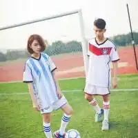 qq头像男生站在足球场9
