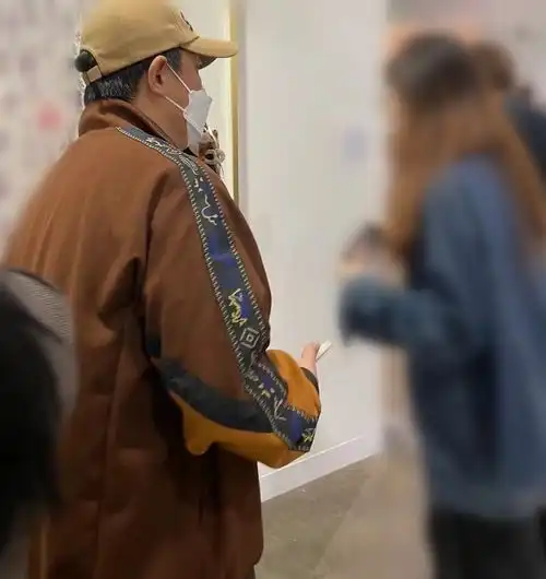 黄渤带女儿出行被偶遇11岁爱女身高直逼老爸,穿百元童装接地气
