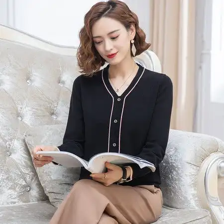 洋湖轩榭2021妈妈秋装新款假开衫中年妇女40岁50v领上衣中老年女装打底针织衫
