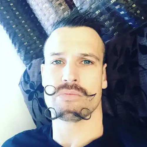 尴尬的男性美容趋势双胡子

