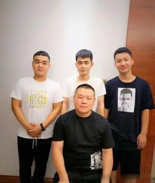 岳云鹏自称撕漫男本人,冲冲拿红包帮他p图,感觉他又要换助理了
