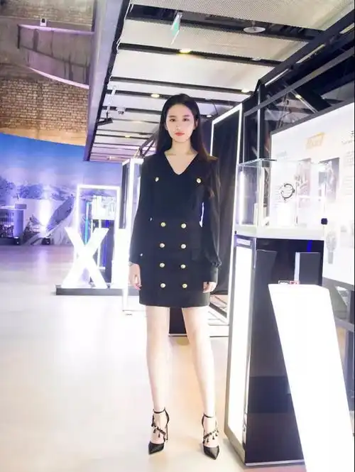 刘亦菲示范穿搭,黑色西装变身女总裁,神仙姐姐也能霸气十足
