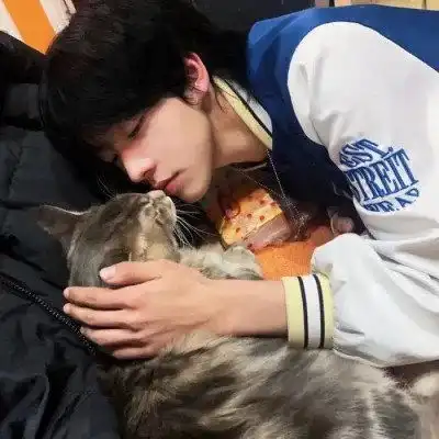 抱萌宠的男生头像,都说爱宠物的男生最有爱