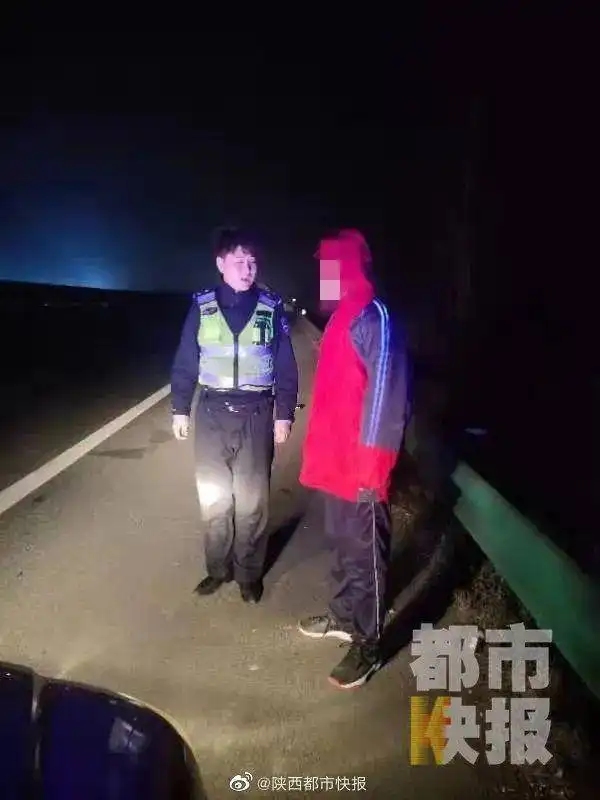 陕西18岁男生深夜高速路独自行走,被冻得浑身哆嗦咋回事
